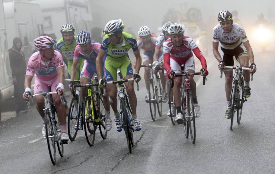 Nel 2010 il secondo successo al Giro, a quattro anni di distanza. In questa foto, Basso pedala isnieme a Vinokourov (in maglia rosa), Cunego, Nibali, Garzelli e Cadel Evans. Ap